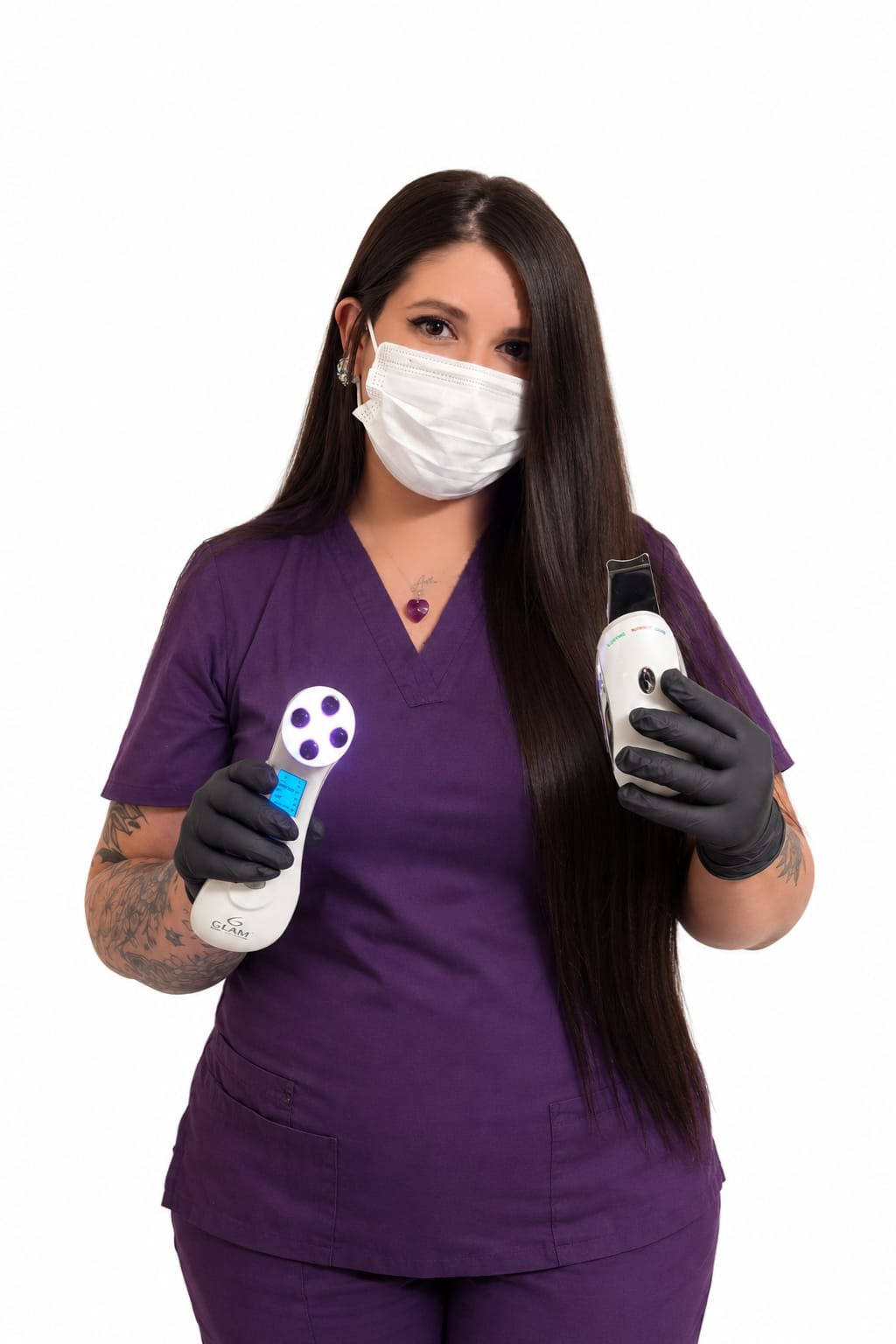 Melanie Scarlette, cosmetóloga de Lien Skin, con sus equipos de limpieza facial